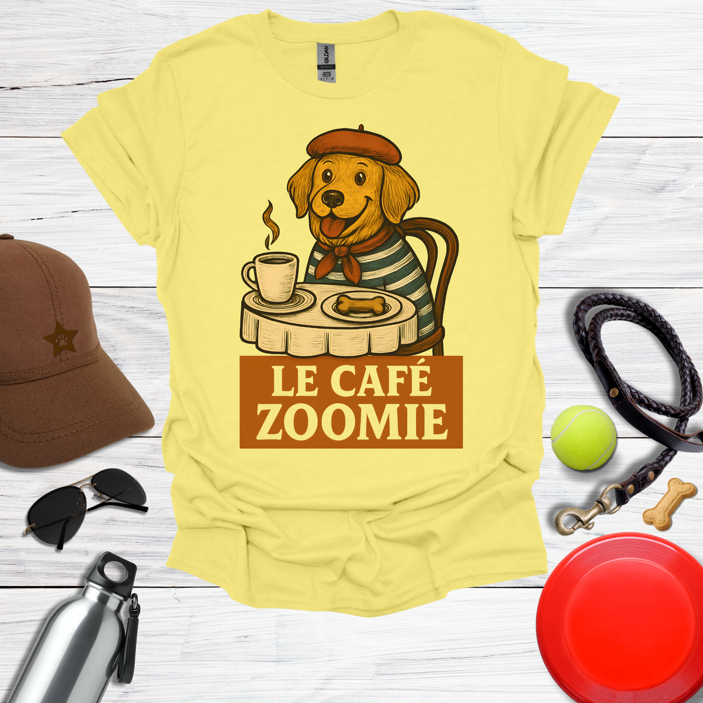 Charming Golden Retriever Café Art T-Shirt